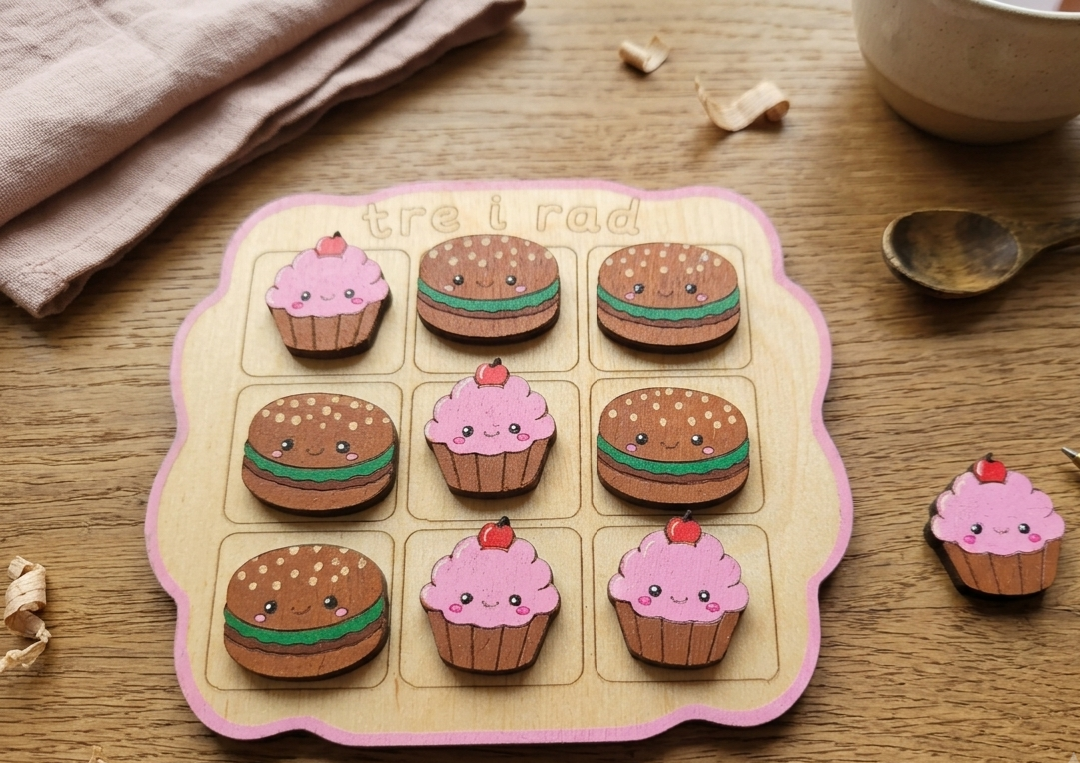 Handgjort Tre i Rad i Trä – Hamburgare och Muffins