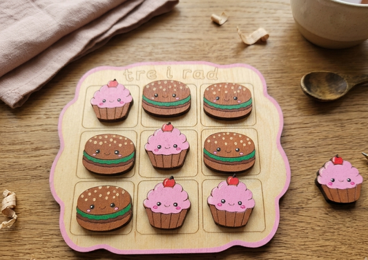 Handgjort Tre i Rad i Trä – Hamburgare och Muffins
